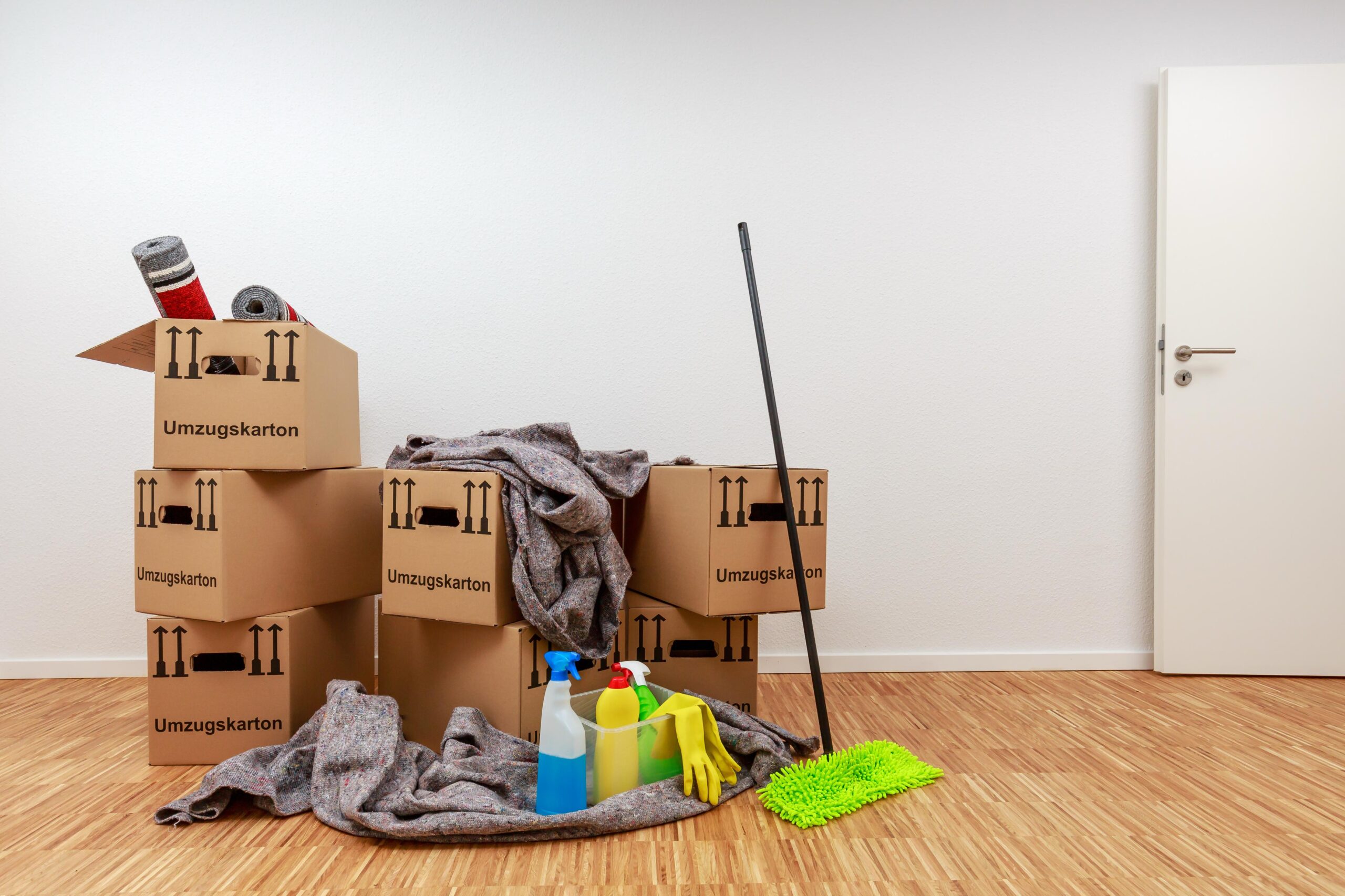 Sortierte Umzugskartons und Reinigungszubehör bei einer Haushaltsauflösung in Grevenbroich